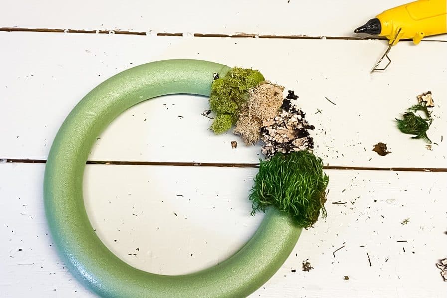 making a moss wreath