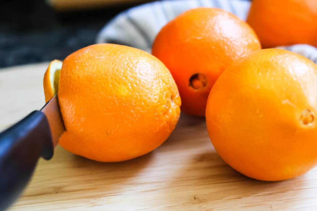 Slices oranges to dry