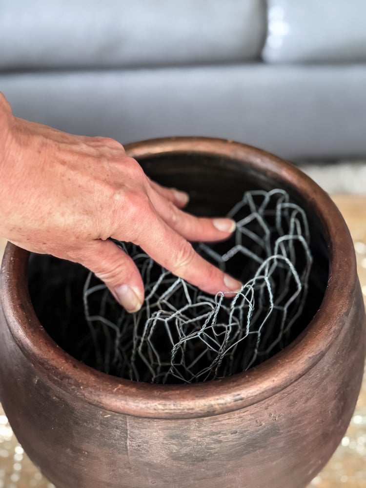 adding chicken wire to vase